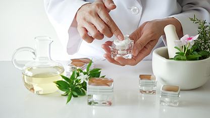 Специалист по бяла престилка работа с козметика