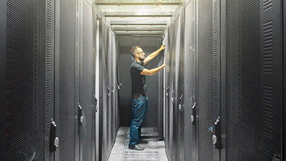 IT специалист в сървърно помещение