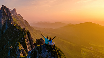 Двама души в слънчев пейзаж